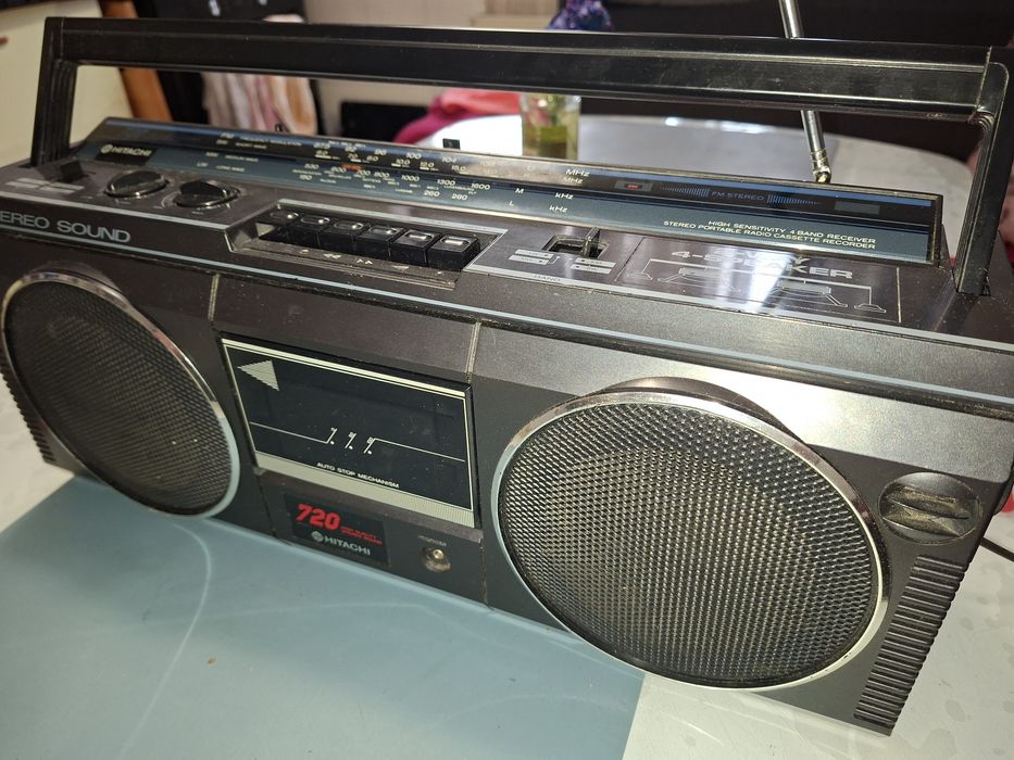 Radiocasetofon  Hitachi 720E, radio 4 benzi (Antena Satelor), Japonia