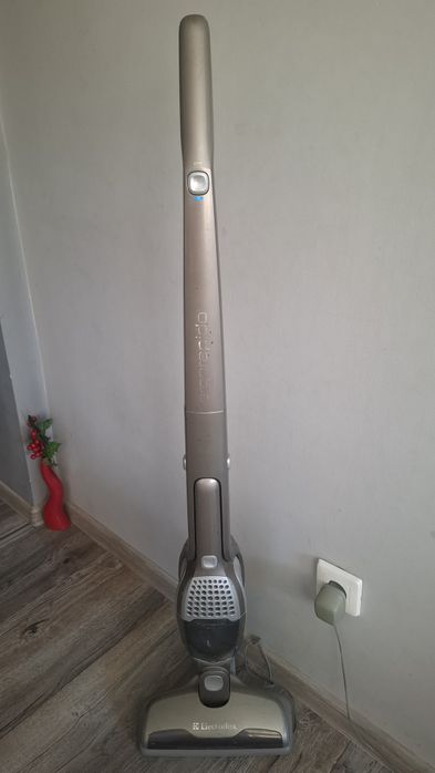 Вертикална прахосмукачка Electrolux