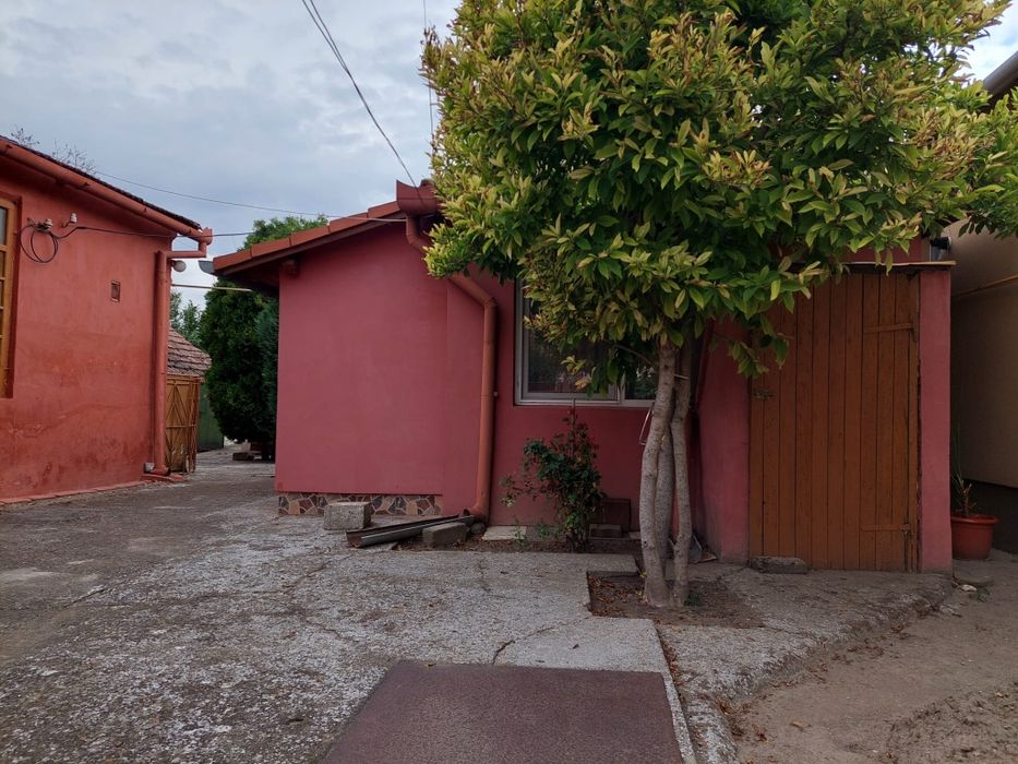 Casă mare + casă mică în curte