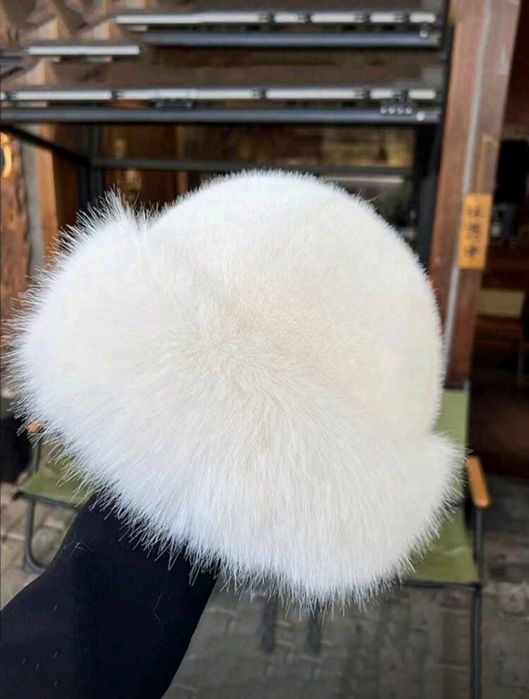 Топли зимни пухкави дамски шапки в бяло или бежово !