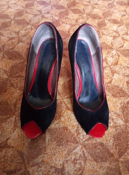Туфли черные на шпильках