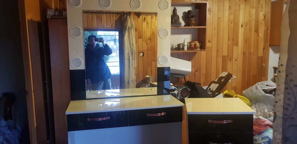 срочно продам стол визажиста
