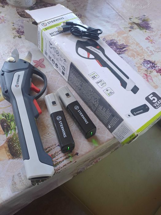 Foarfeca electrica de taiat pomi cu 2 acumulatori