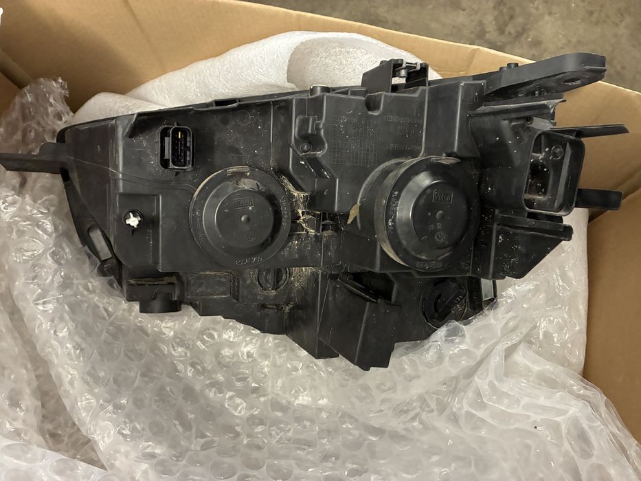 Фарове - ляв и десен за Опел комбо 2021 г