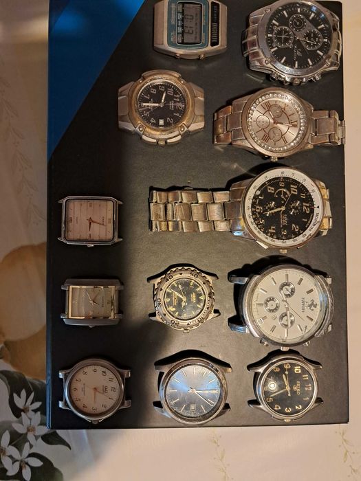 Часовници - работещи,за профилактиране и части.