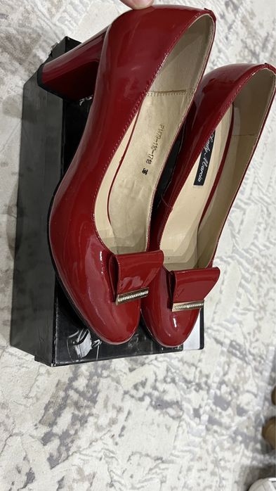 Продам лаковые кожаные