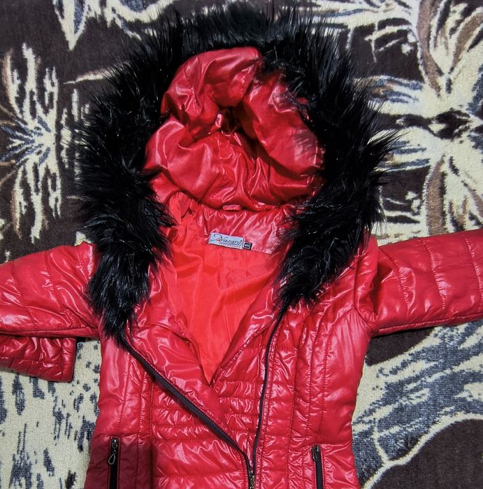 Червено зимно яке