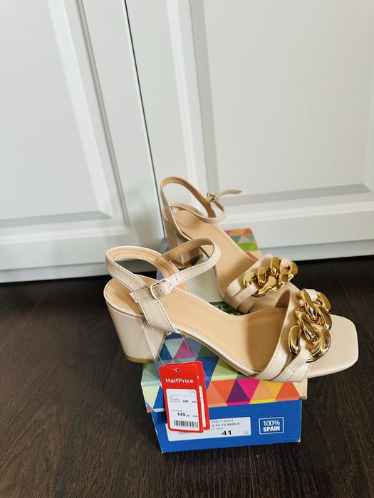 Sandale noi , papuci crem , numarul 39 , comode si elegante