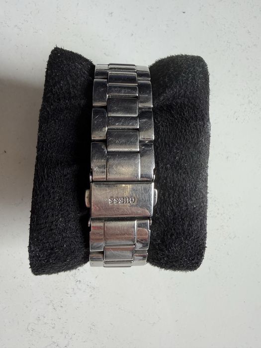 Продавам часовници Guess