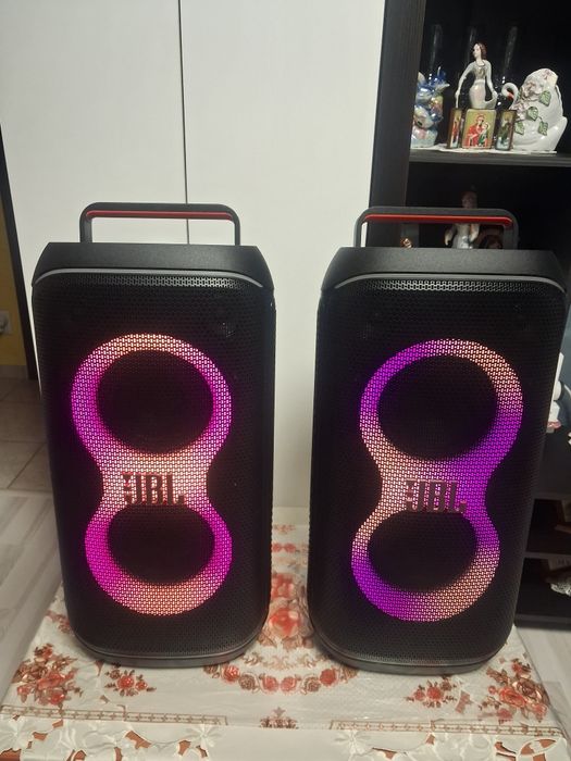 Se vând 2 boxe portabile jbl 120 model noi 120