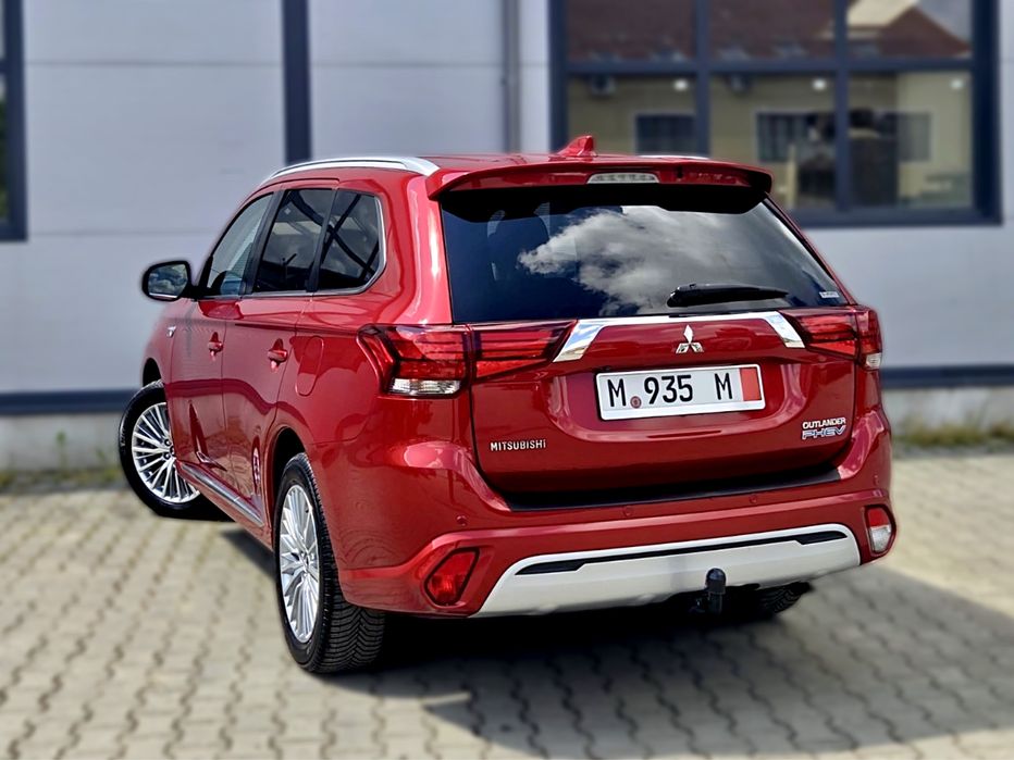 Mitsubishi Outlander PHEV | 2019 | 100.000km | 4x4 | Automat | Plug-in Hybrid | Visiniu Metalizat | Led Xenon | Camera | Navi | Piele Alcantara | TOP
