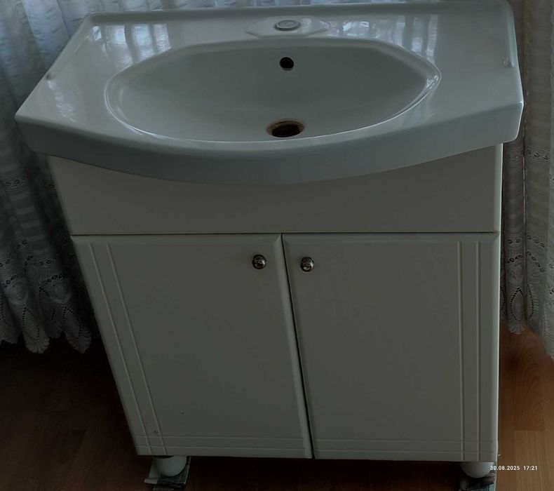 Бели мебели за баня