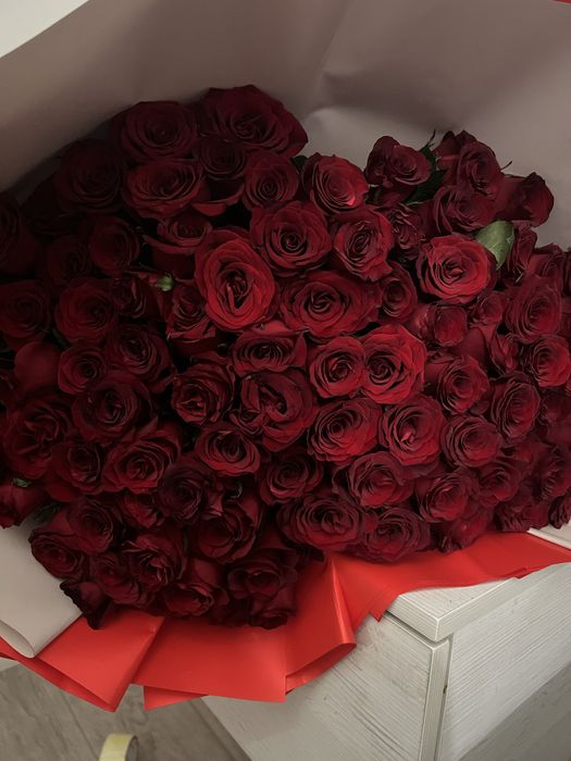 101 роза подарили вчера, пишите на ватсап