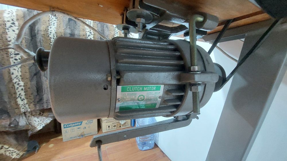 Продам швейную машинку.