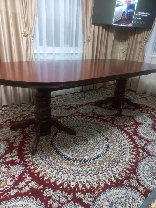 Овальный стол для гостиной.