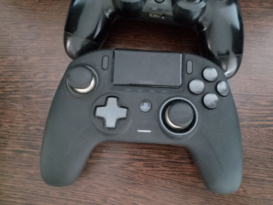 PS4 + 2 manete + volan, pedale, schimbător și jocuri – 1.000 lei