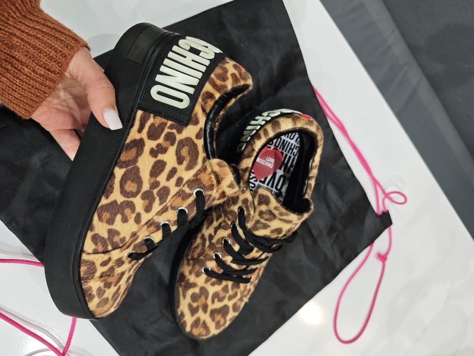 Сникърси Love Moschino