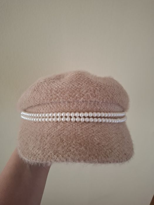Каскет с перли в бежово
