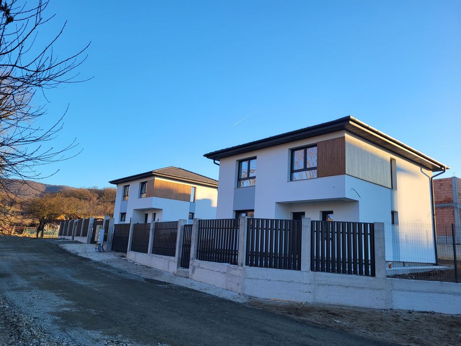 Case individuale premium  str Freziilor la strada asfaltata