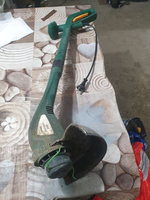 Trimer electric pentru gazon cu fir inclus.