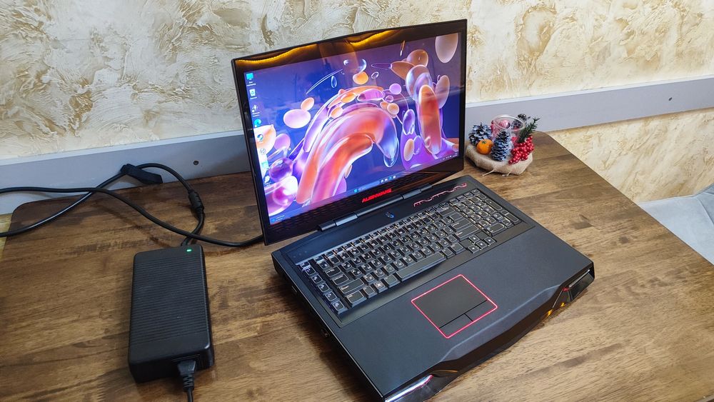 Монстер Бук Alienwear m18x