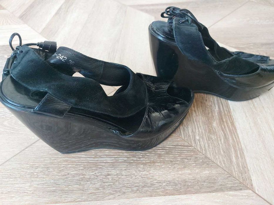 Женские босоножки