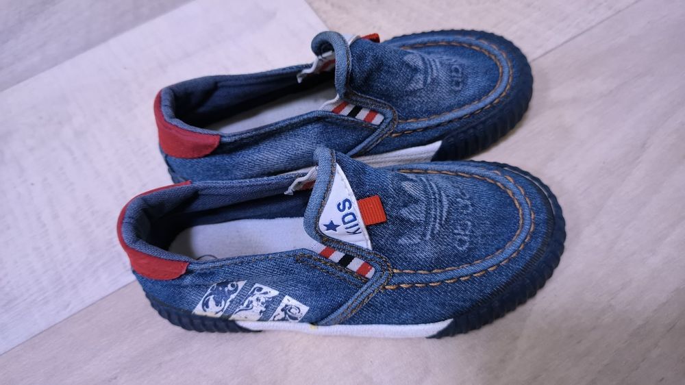 Продам детские кроссовки размер 27