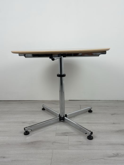 Кръгла маса USM kitos  впечатлява като елегантна функционална;