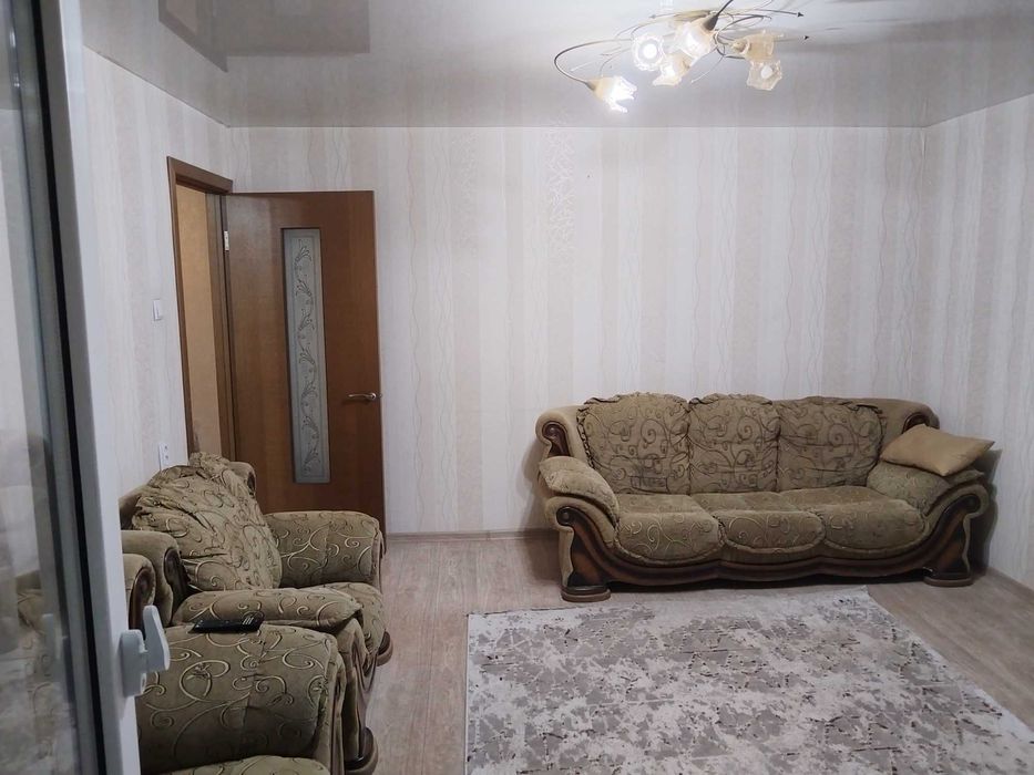 Двух комнатная в центре 10000