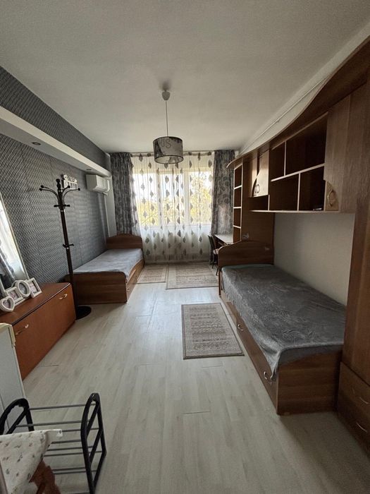 Cameră 220€ la Piața Nicolina, la strada, deasupra la Salon Venus, et3