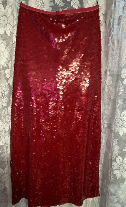 Червена пола с пайети