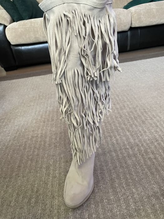 Cizme lungi piele intoarsa, cu franjuri.