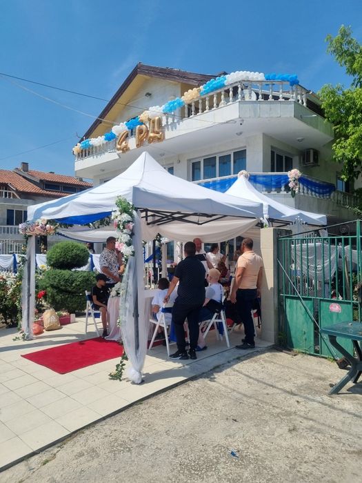 Червен килим и шатри