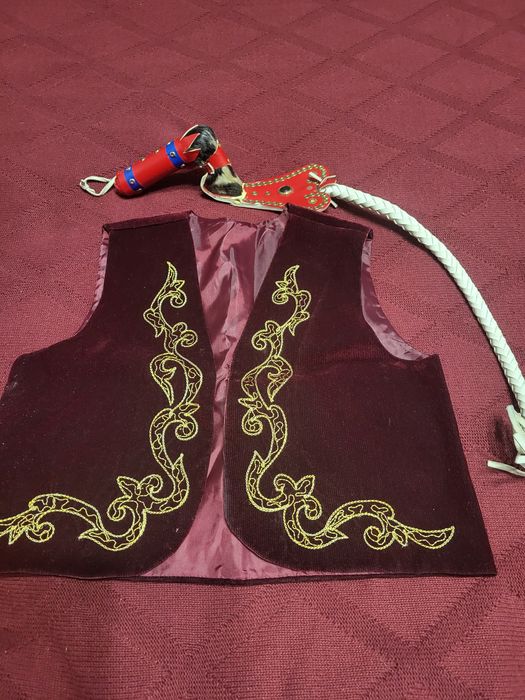 Детский костюм на наурыз, жилетка и камча.