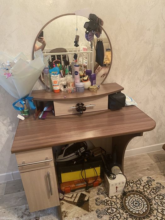 Продам туалетный столик