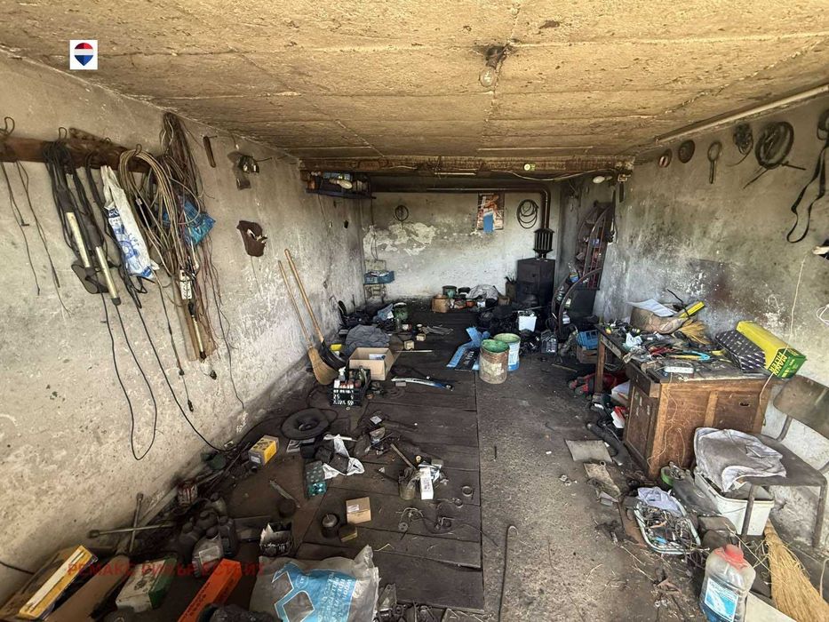 Парцел с гараж за продажба в с. Червена вода