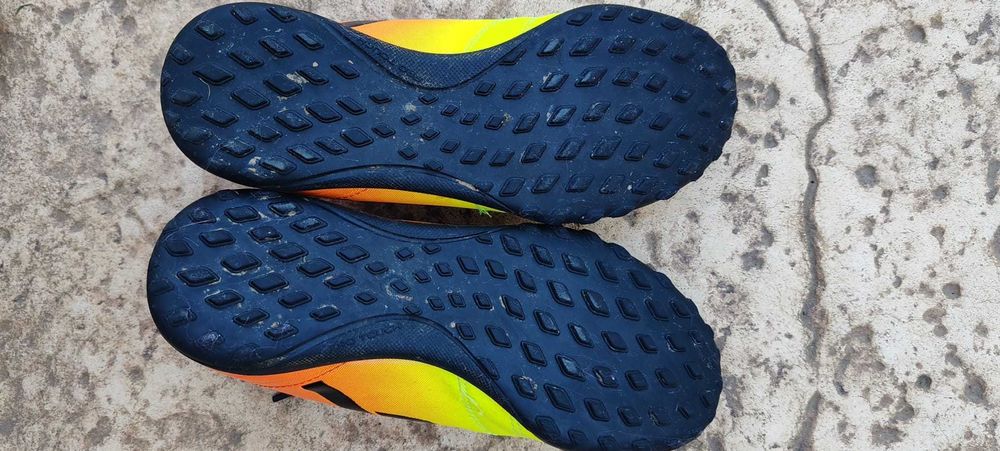 Papuci fotbal crampoane 33 EU – Ca noi, purtați o singură dată!