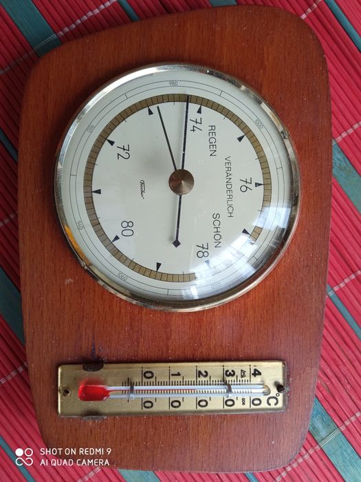 Немски   барометър в дървена основа.