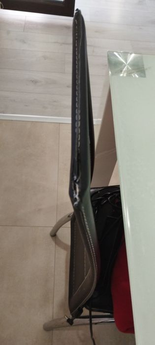 Продавам стъклена маса с четири стола