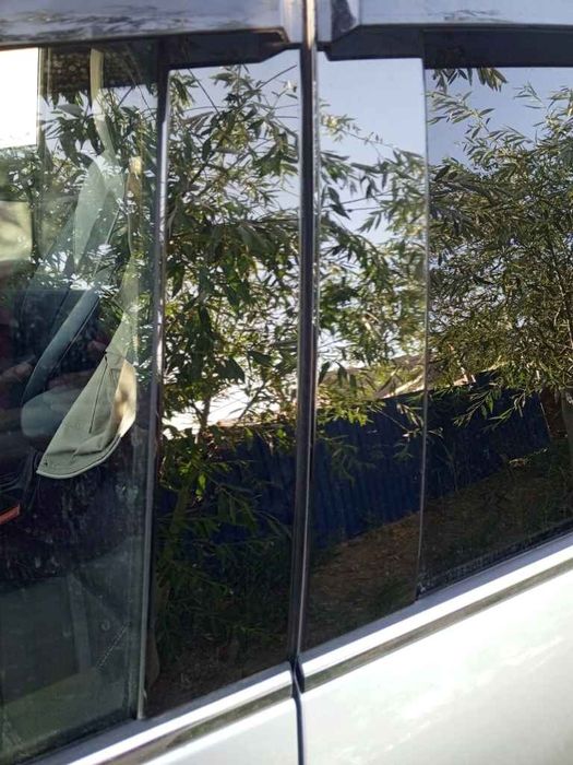 Стойка двери никелевые  на Матиз черного цвета.