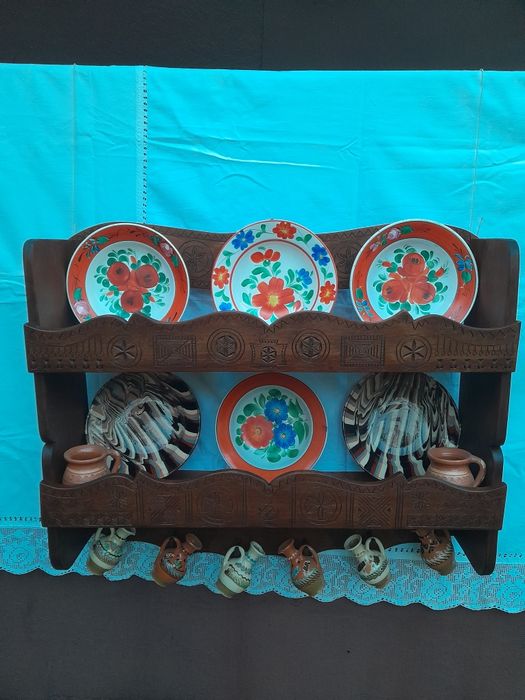 Vând blidar din lemn de tei sculptat cu 2 polițe