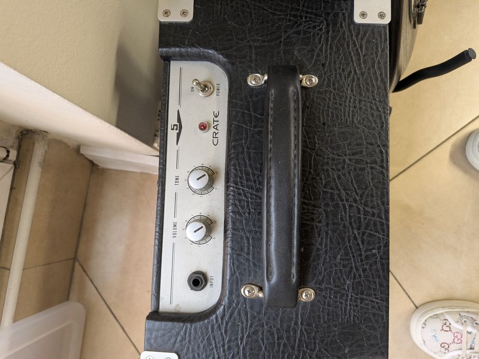 Електрическа китара и усилвател