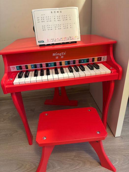 Pian din lemn, impecabil . Pret 370 ron