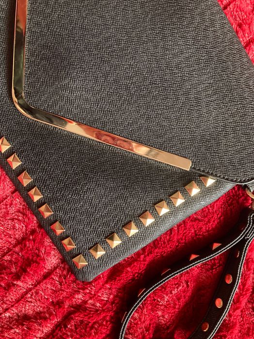 Черна чанта/клъч от изкуствена кожа с капси