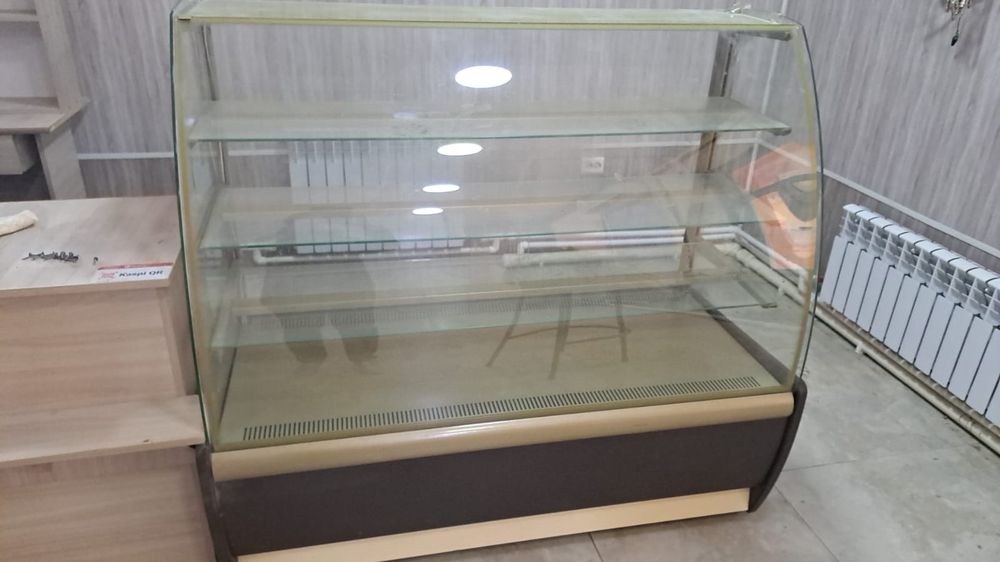 Продам холодильную кондитерскую витрину