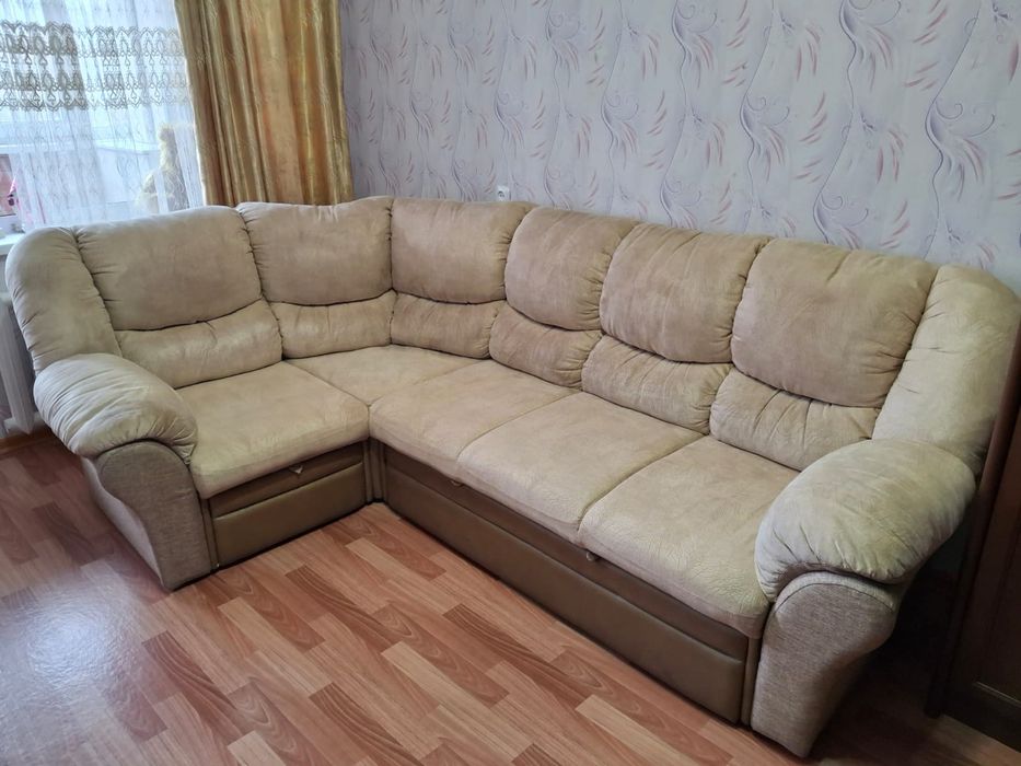 Диван и сервант.