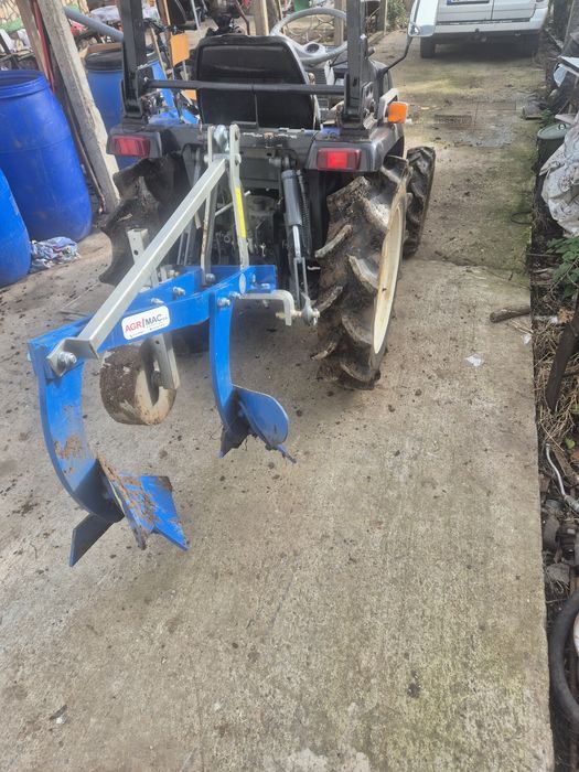 Трактор с инвентар