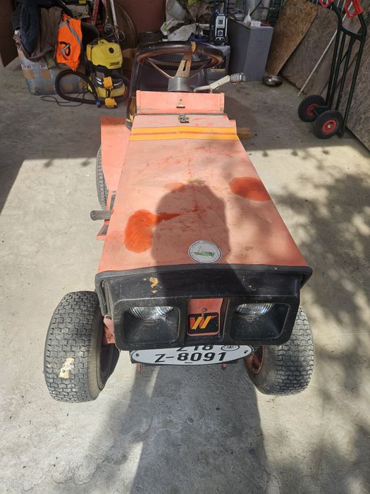 Tractoraş de tãiat iarbã