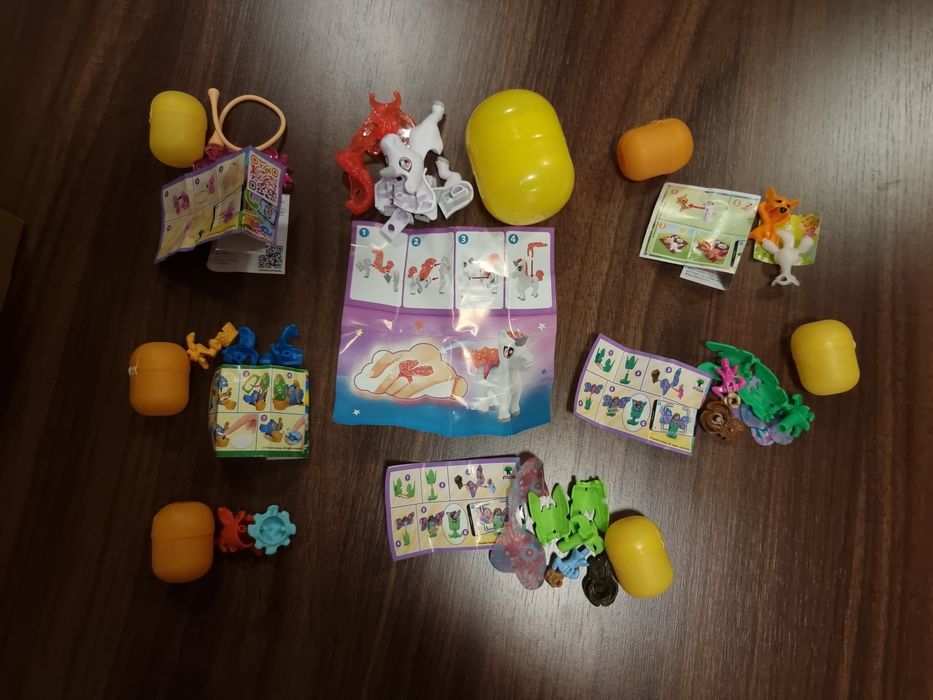 Играчки Kinder Surprise - 1 макси яйце и 6 яйца.