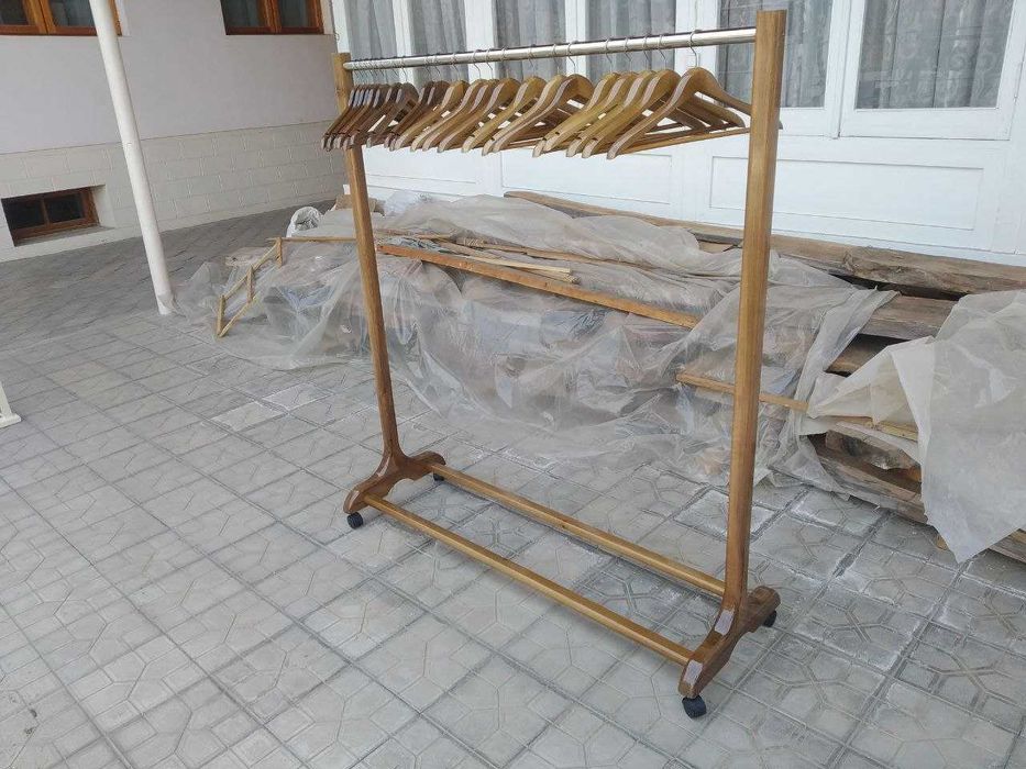 Деревянные гардеропные вешалки
